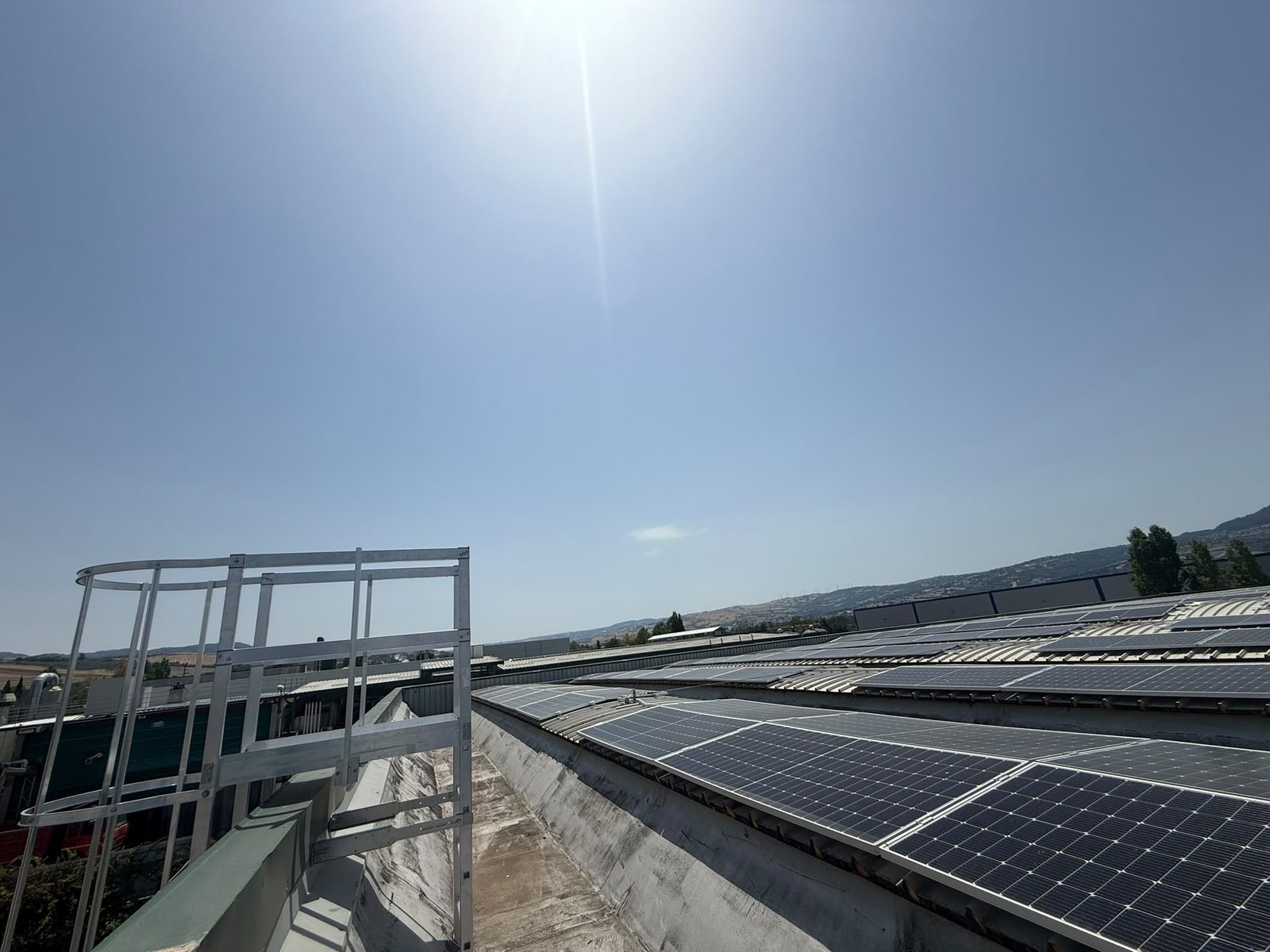 Accesso protetto a una copertura con impianto fotovoltaico per le verifiche periodiche