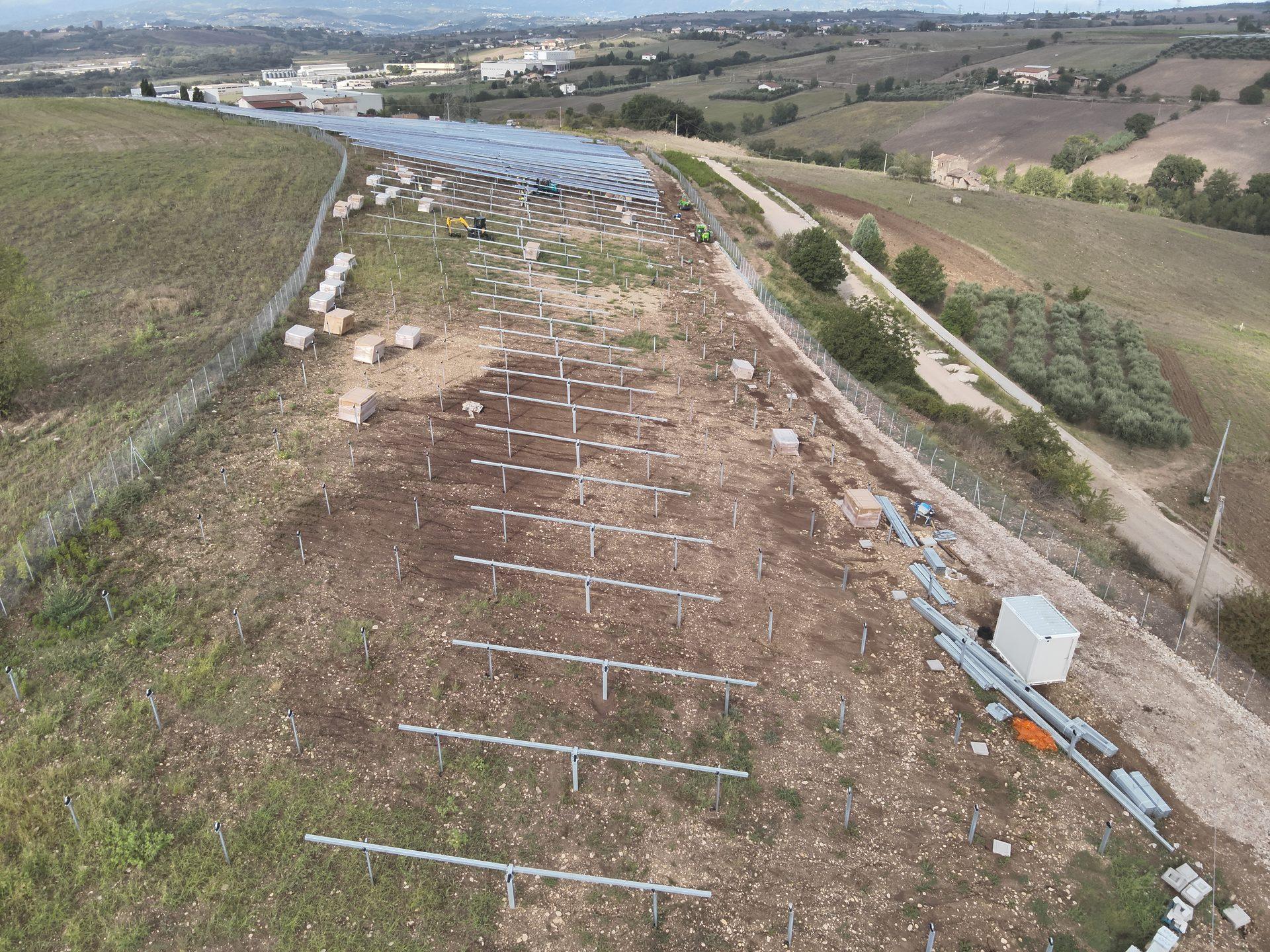 Campo fotovoltaico utility scale ripreso da drone