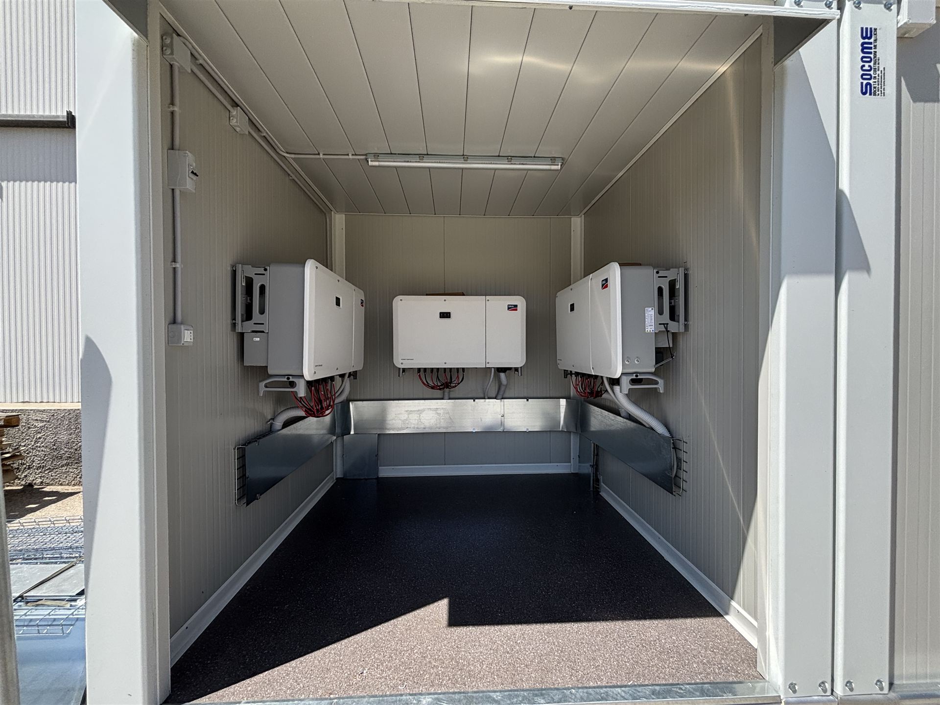 Tecnico Novare in una cabina inverter durante la manutenzione