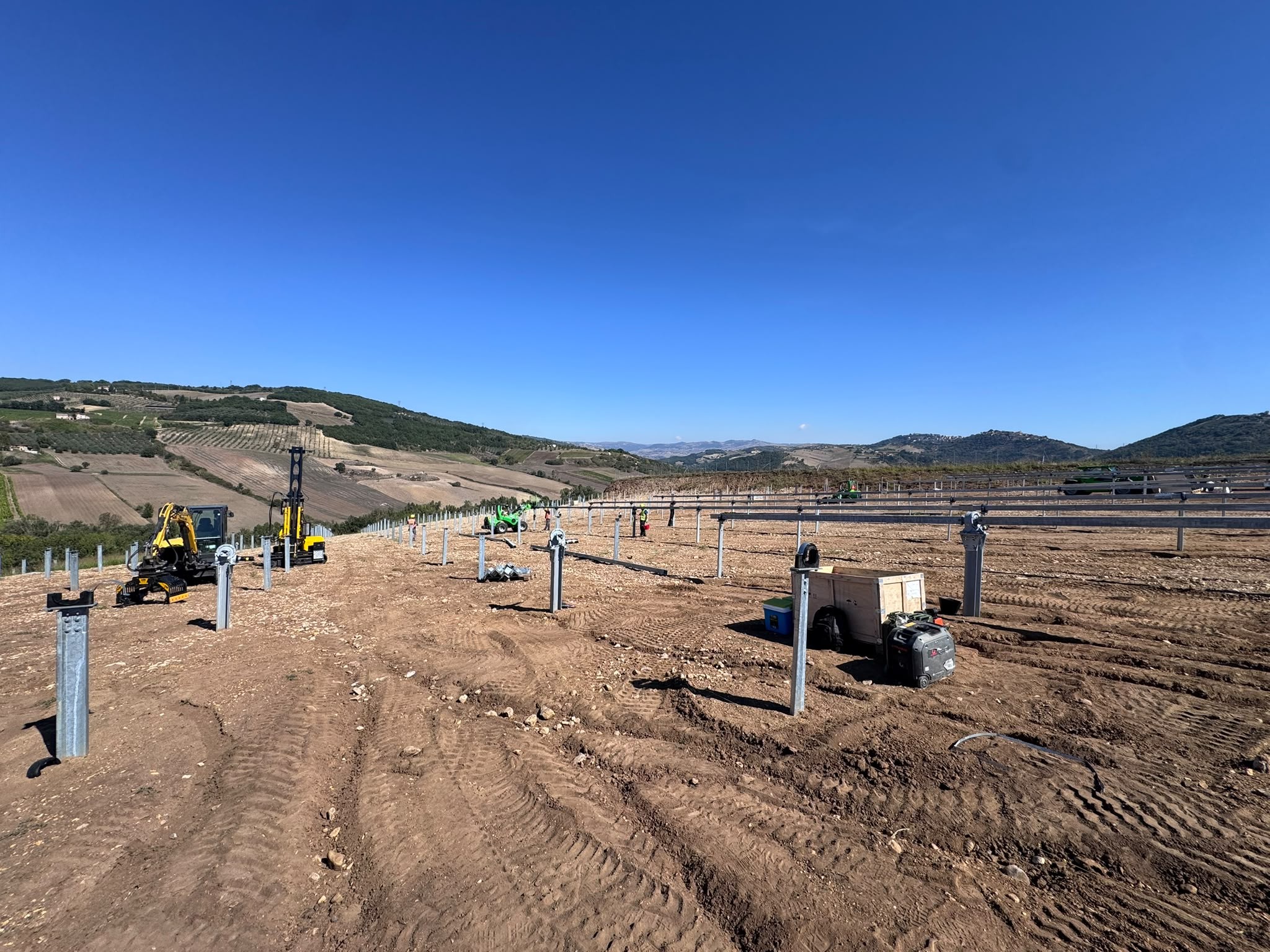 Campo fotovoltaico utility scale con pali infissi pronto per le strutture
