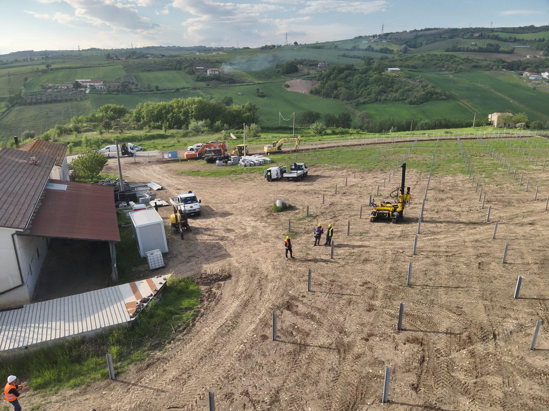 Squadra Novare e battipalo durante l’infissione dei pali