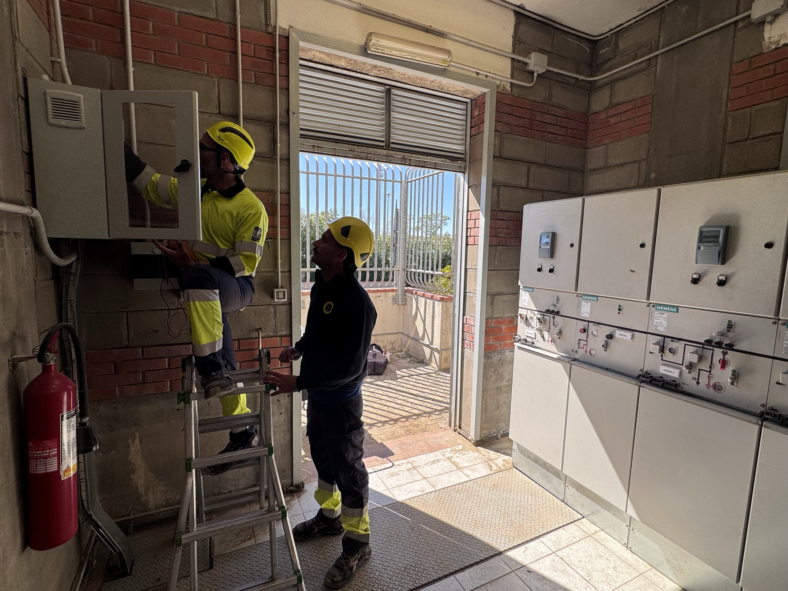 Tecnici Novare con indumenti di protezione arc flash durante il distacco in cabina di media tensione per l’installazione del CCI