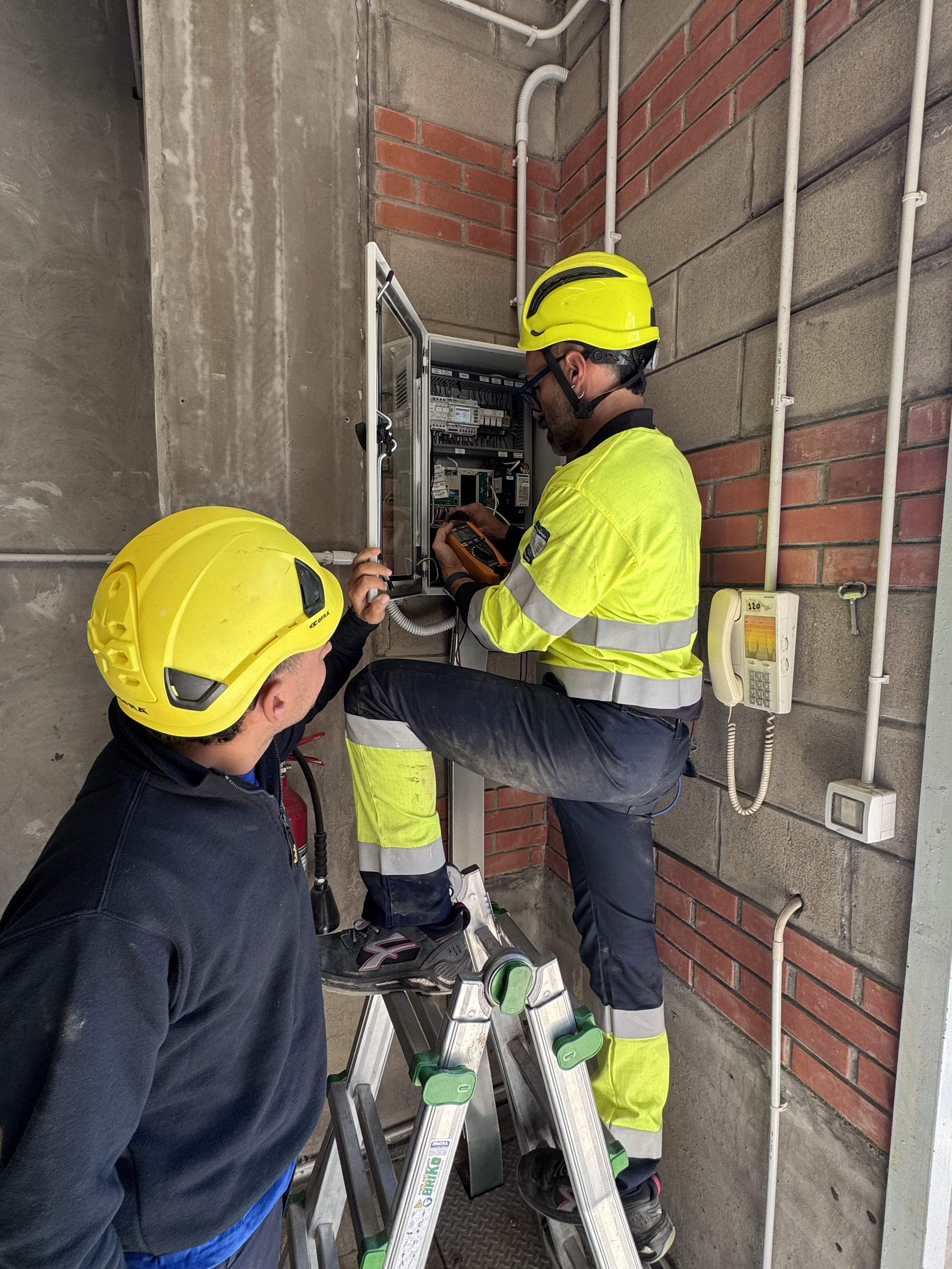 Tecnico Novare con DPI durante il distacco del CCI in un quadro elettrico