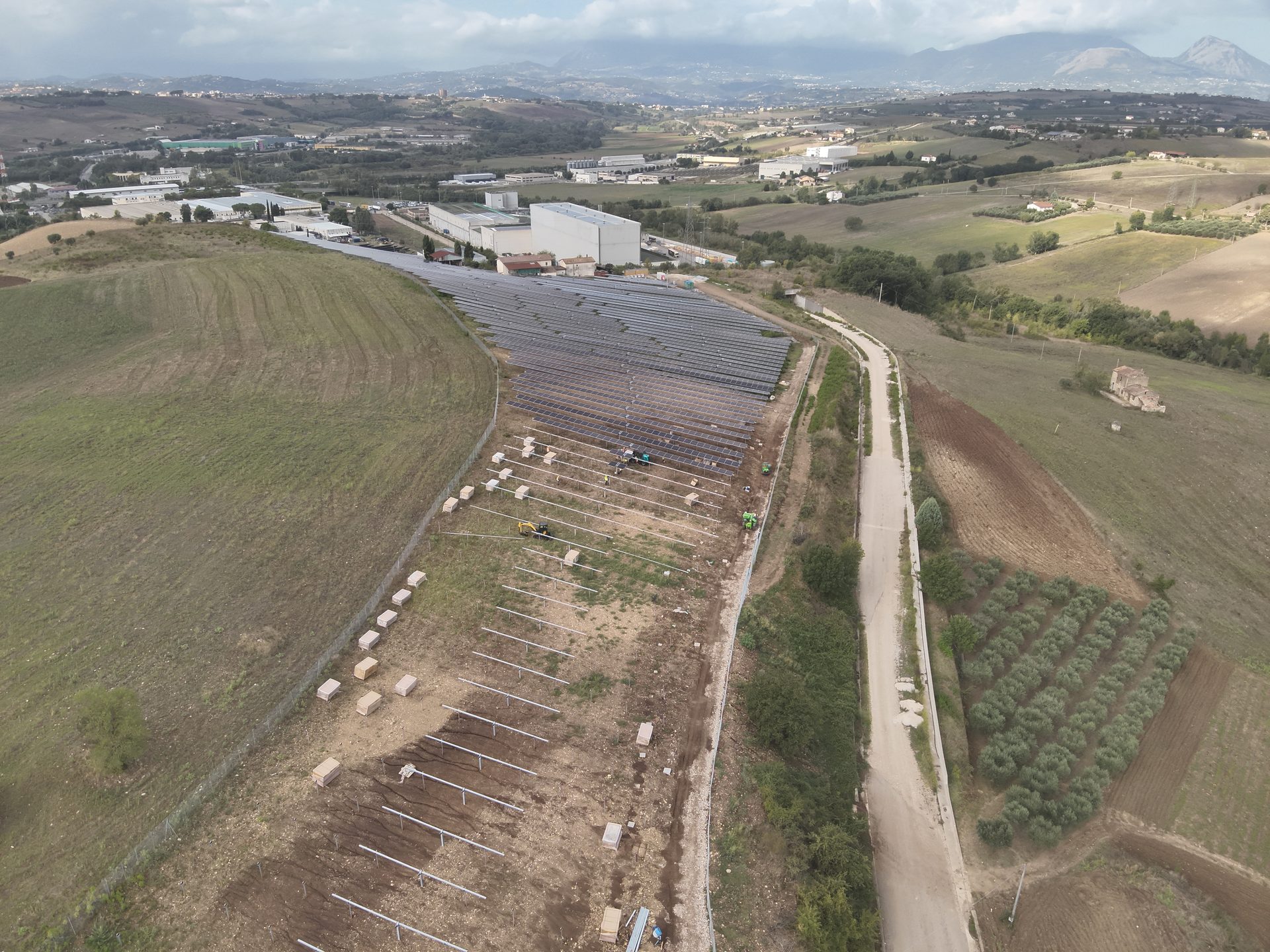 Cantiere fotovoltaico utility scale ripreso da drone