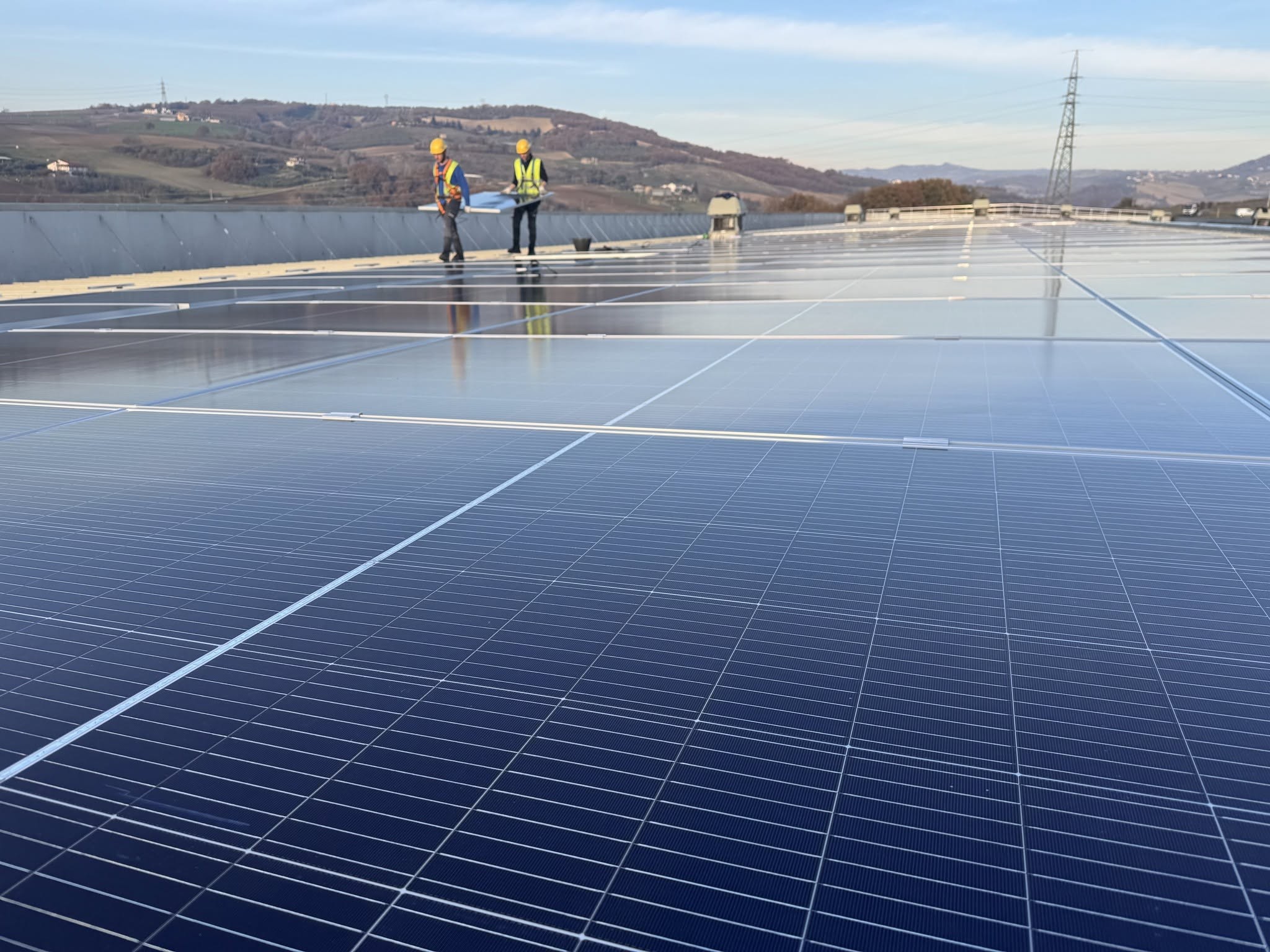 Tecnici Novare sulla copertura dell’impianto fotovoltaico a Benevento