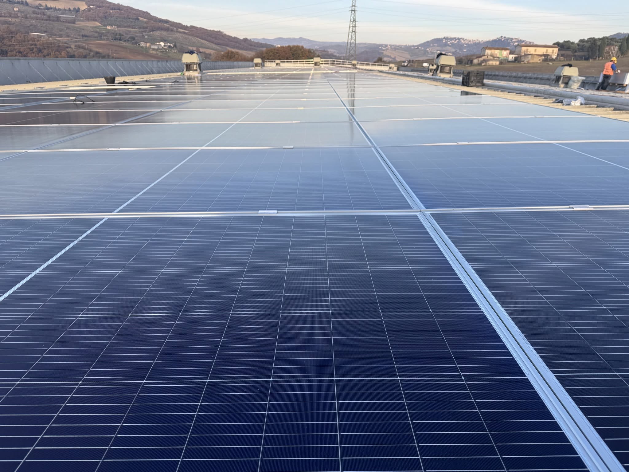 Impianto fotovoltaico su copertura industriale realizzato da Novare