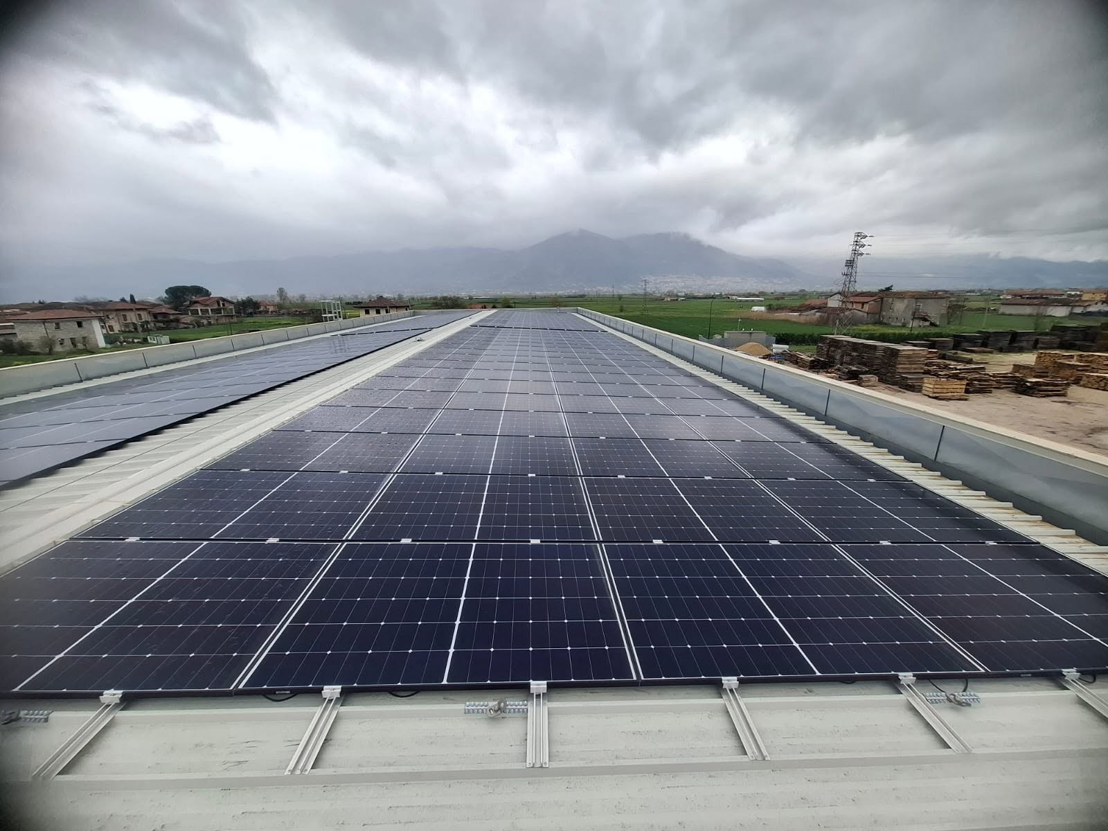 Impianto fotovoltaico su una lunga copertura industriale