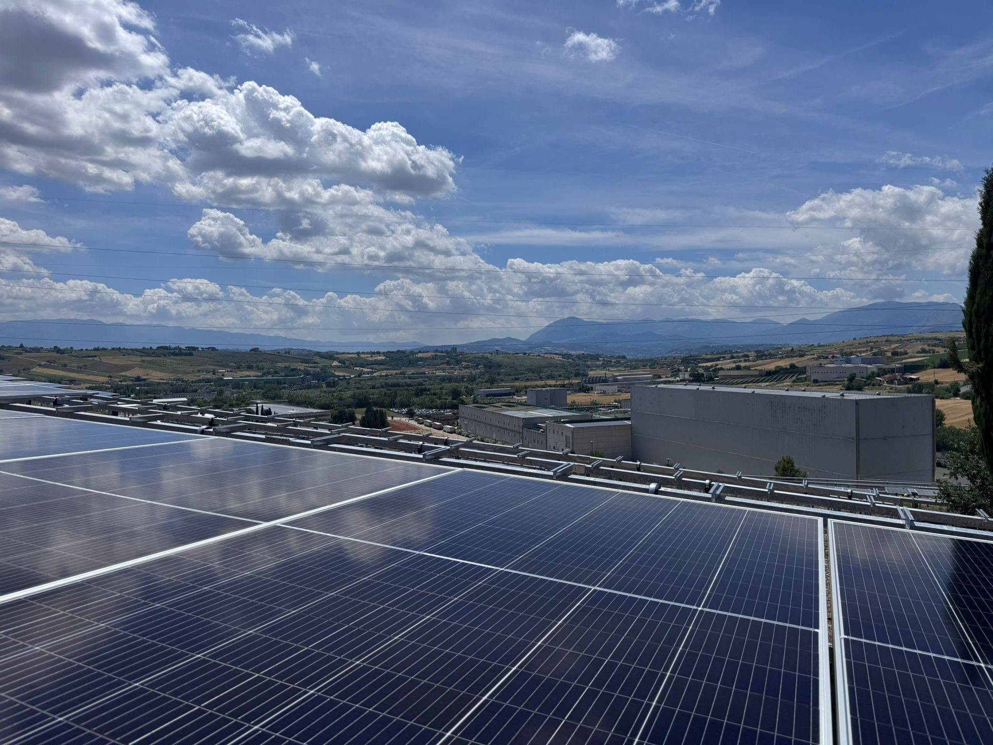 Impianto fotovoltaico su copertura aziendale
