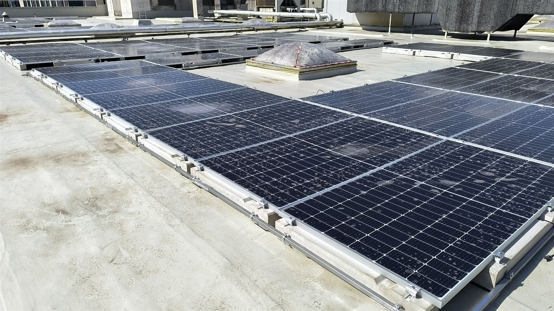 Impianto fotovoltaico sulla copertura di un punto vendita realizzato da Novare