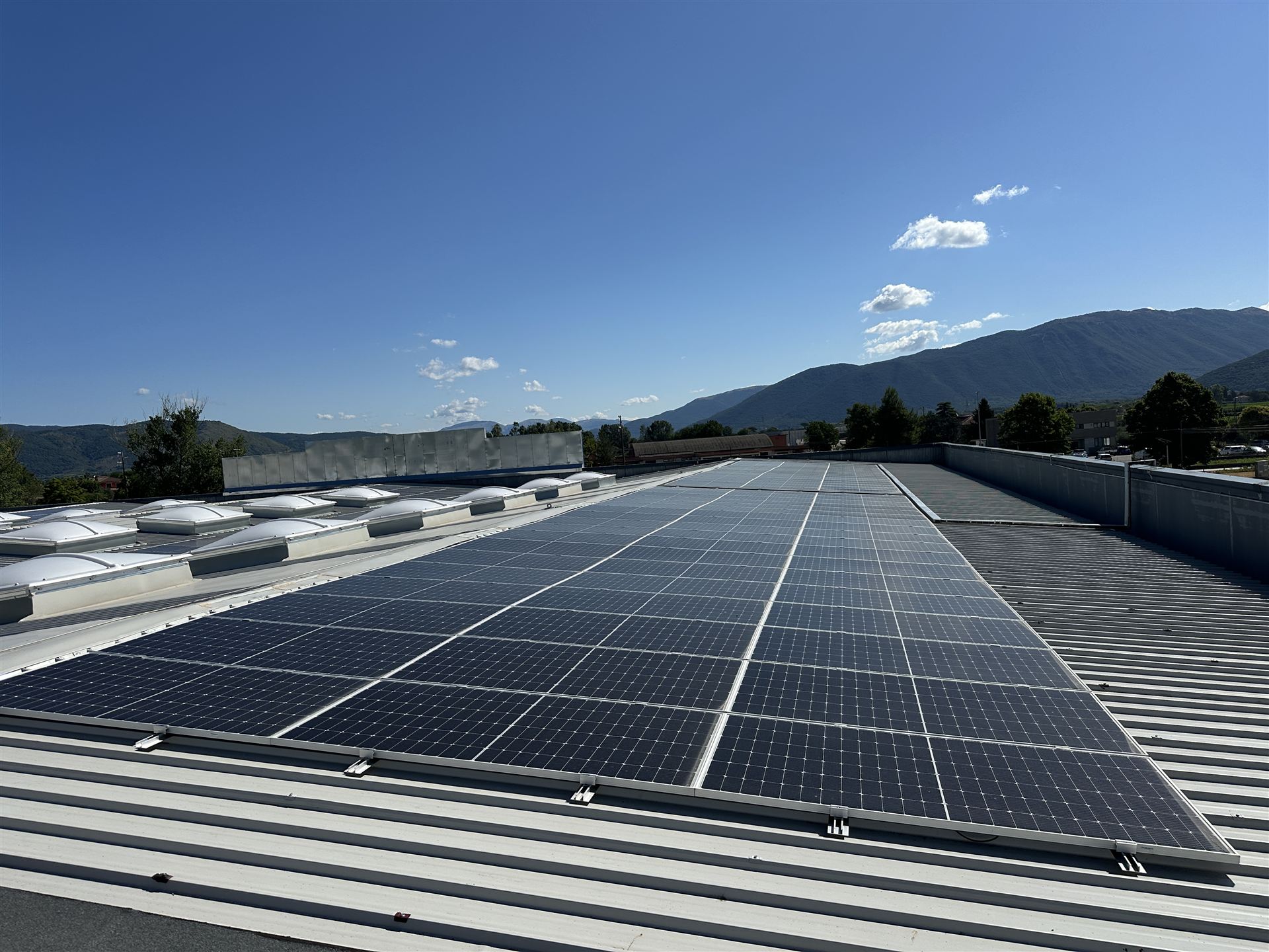 Grande impianto fotovoltaico su copertura industriale realizzato da Novare