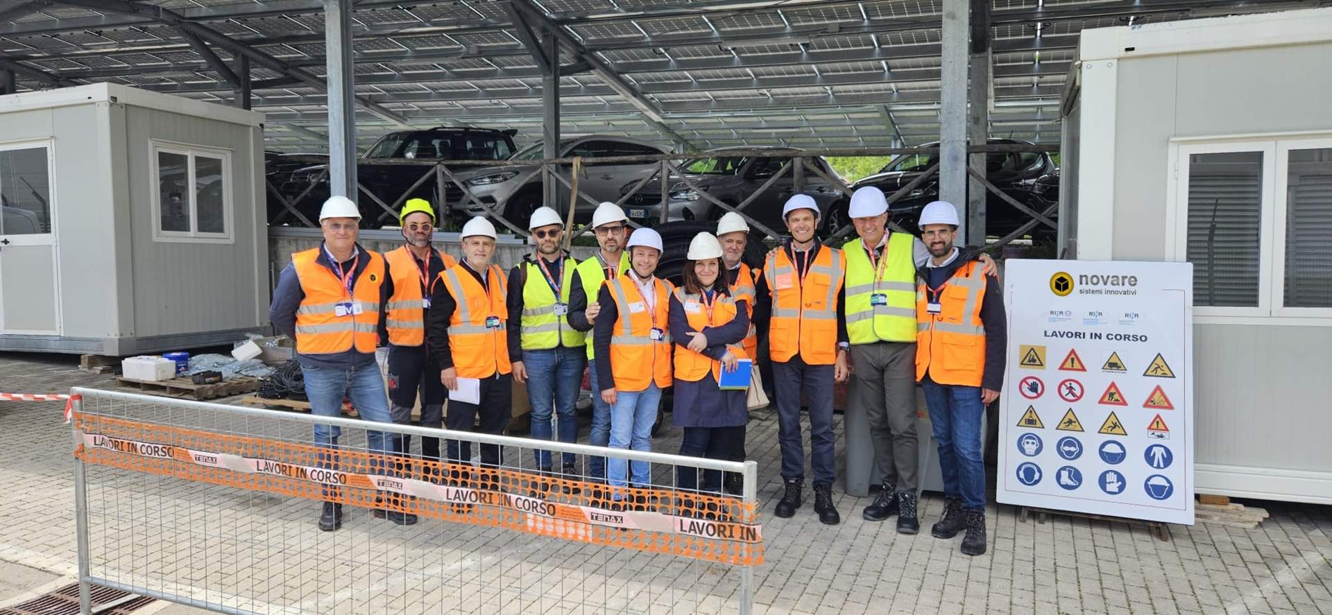 Team Novare e referenti del committente con caschi e gilet ad alta visibilità durante un safety walk in cantiere