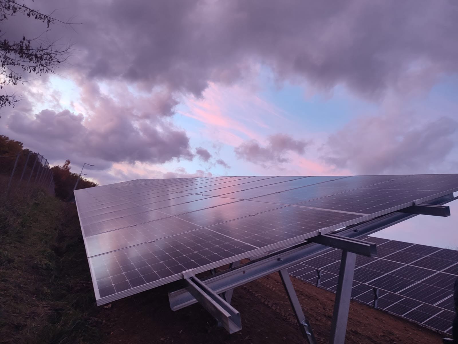 Impianto fotovoltaico a terra al tramonto