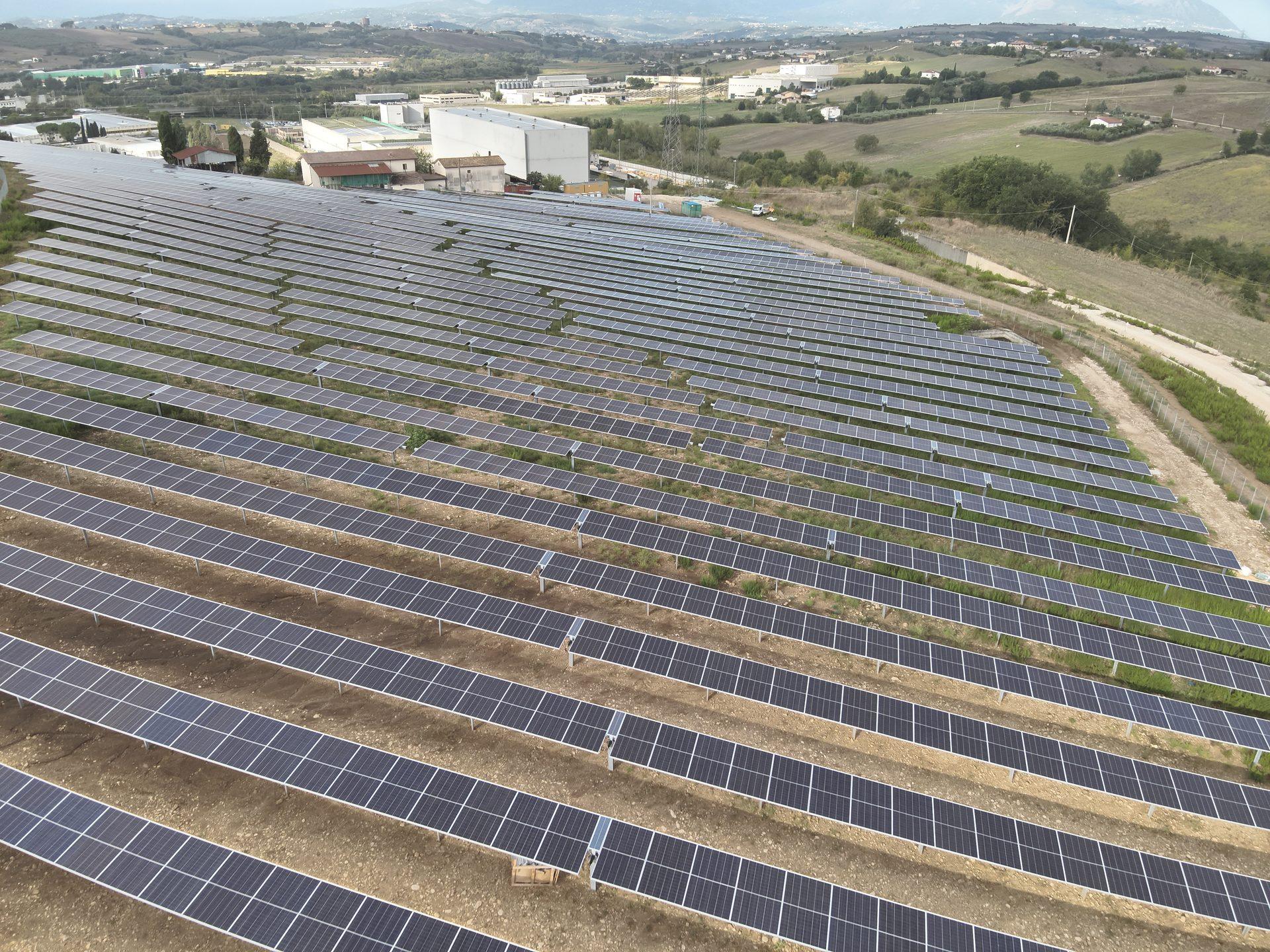 Vista da drone di un impianto fotovoltaico a terra realizzato da Novare in modalità EPC