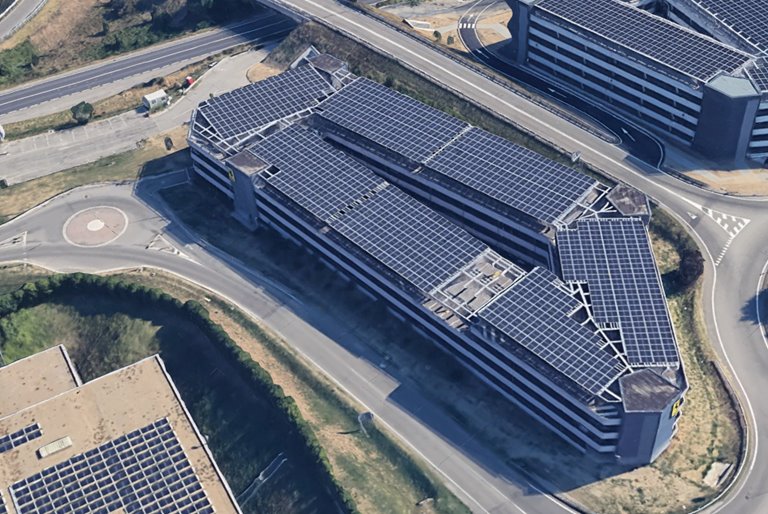 Vista aerea di un edificio con impianto fotovoltaico in copertura a Maranello, realizzato da Novare