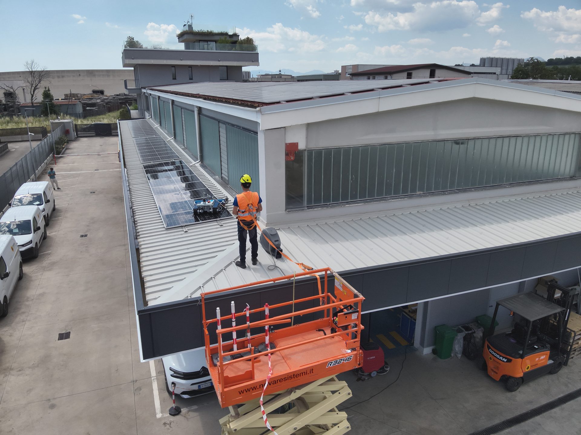Tecnici Novare durante l’installazione di moduli fotovoltaici su copertura industriale