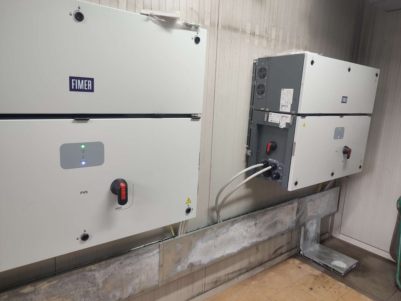 Inverter di un impianto fotovoltaico durante un intervento di manutenzione