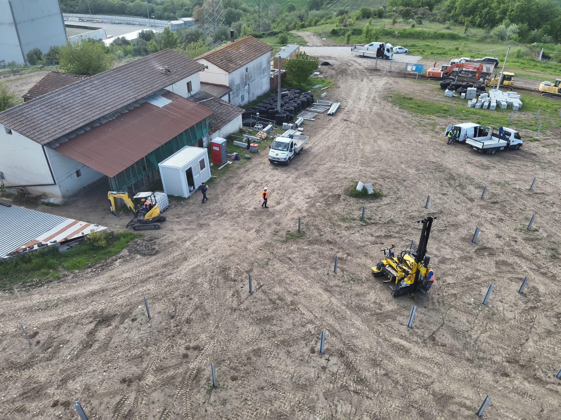 Mezzi d’opera Novare nell’area logistica di cantiere