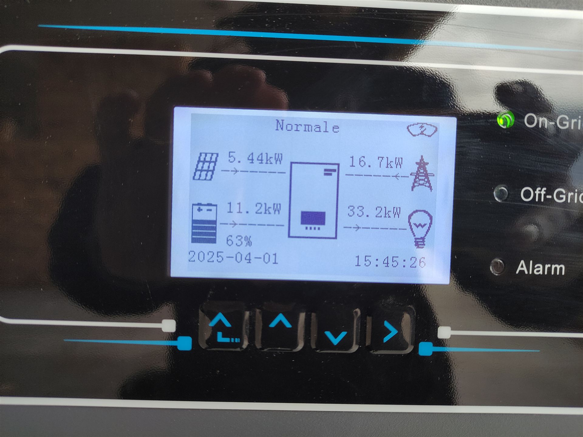 Display di un inverter ibrido con produzione, accumulo e consumi