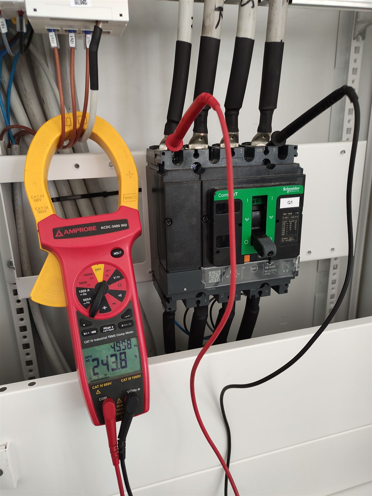 Tecnico esegue misure elettriche su un quadro