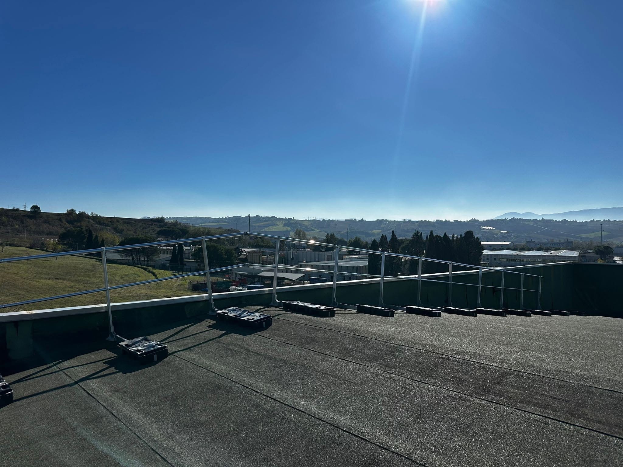 Parapetti perimetrali installati su una copertura piana