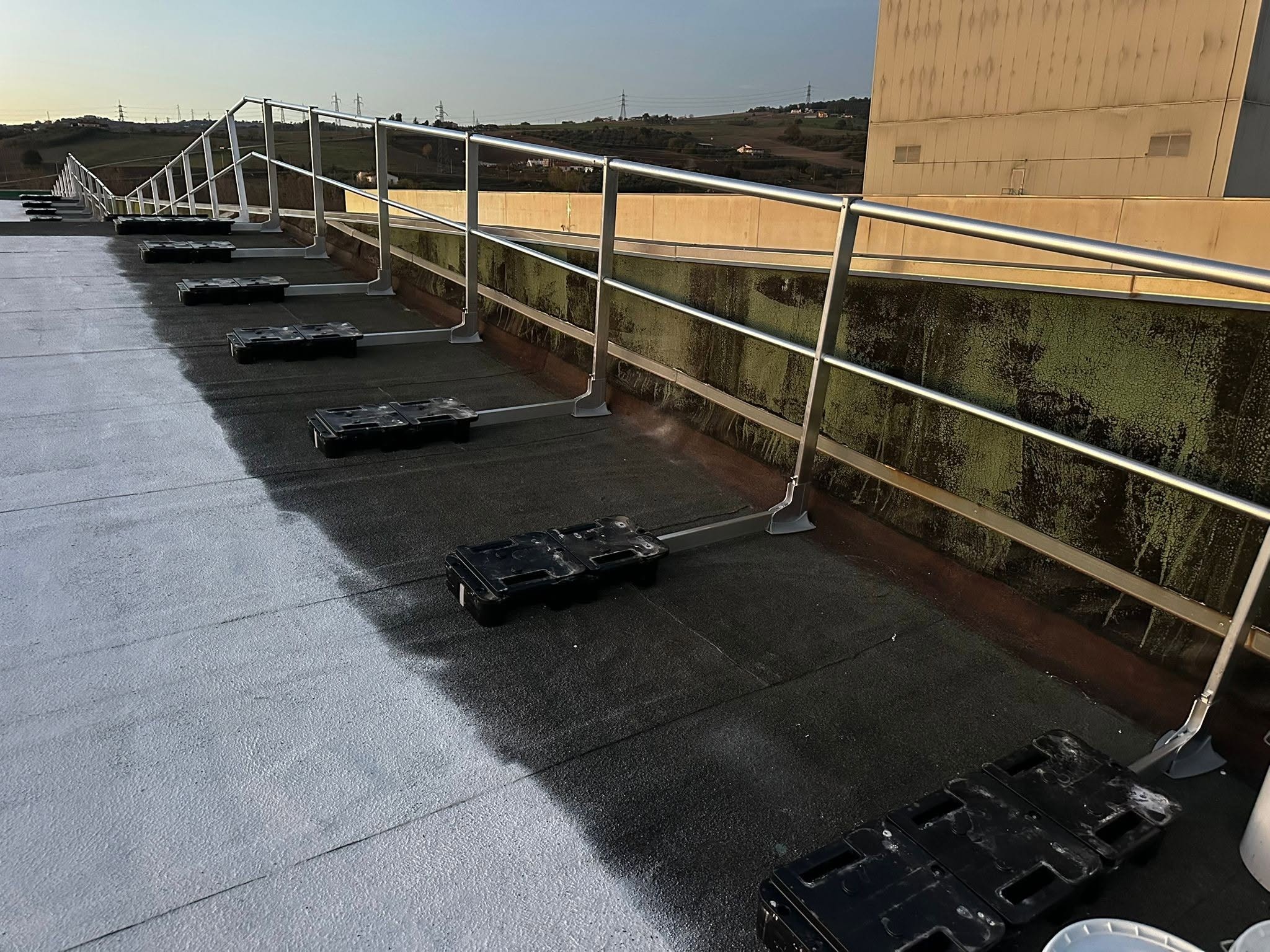 Parapetti autoportanti installati lungo il bordo di una copertura piana