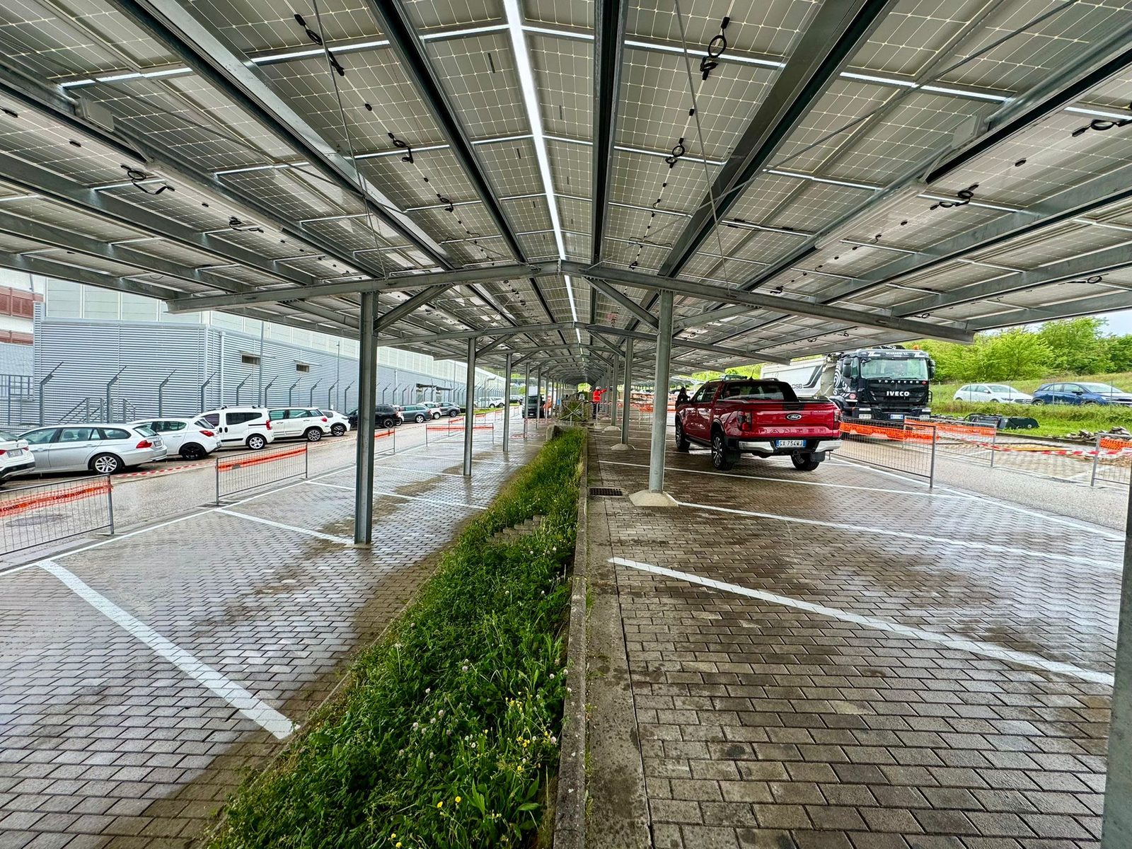 Parcheggio coperto da pensiline fotovoltaiche