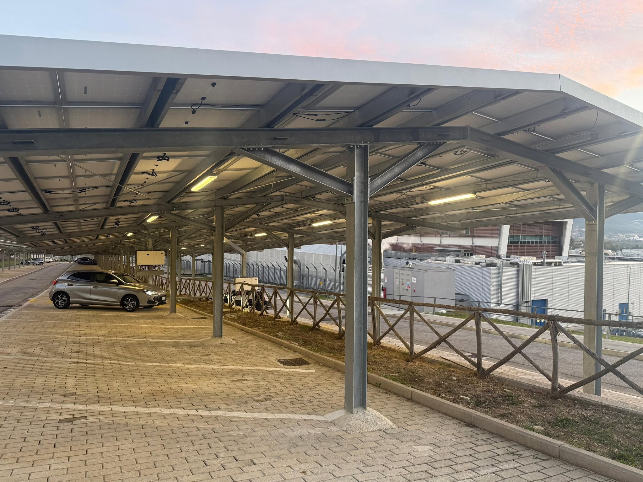 Pensiline fotovoltaiche con illuminazione su un parcheggio aziendale