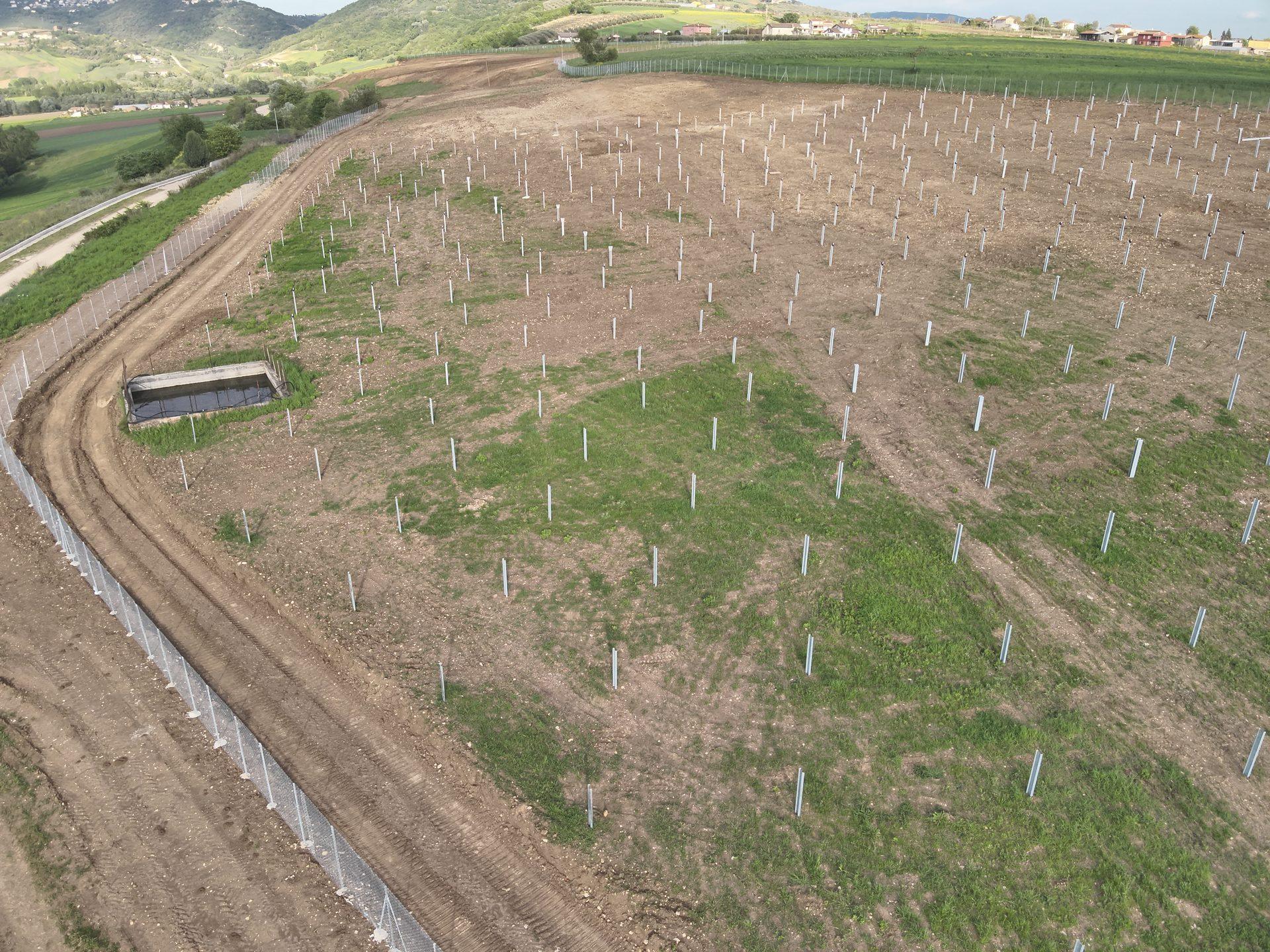 Campo fotovoltaico in costruzione con punti di controllo georeferenziati