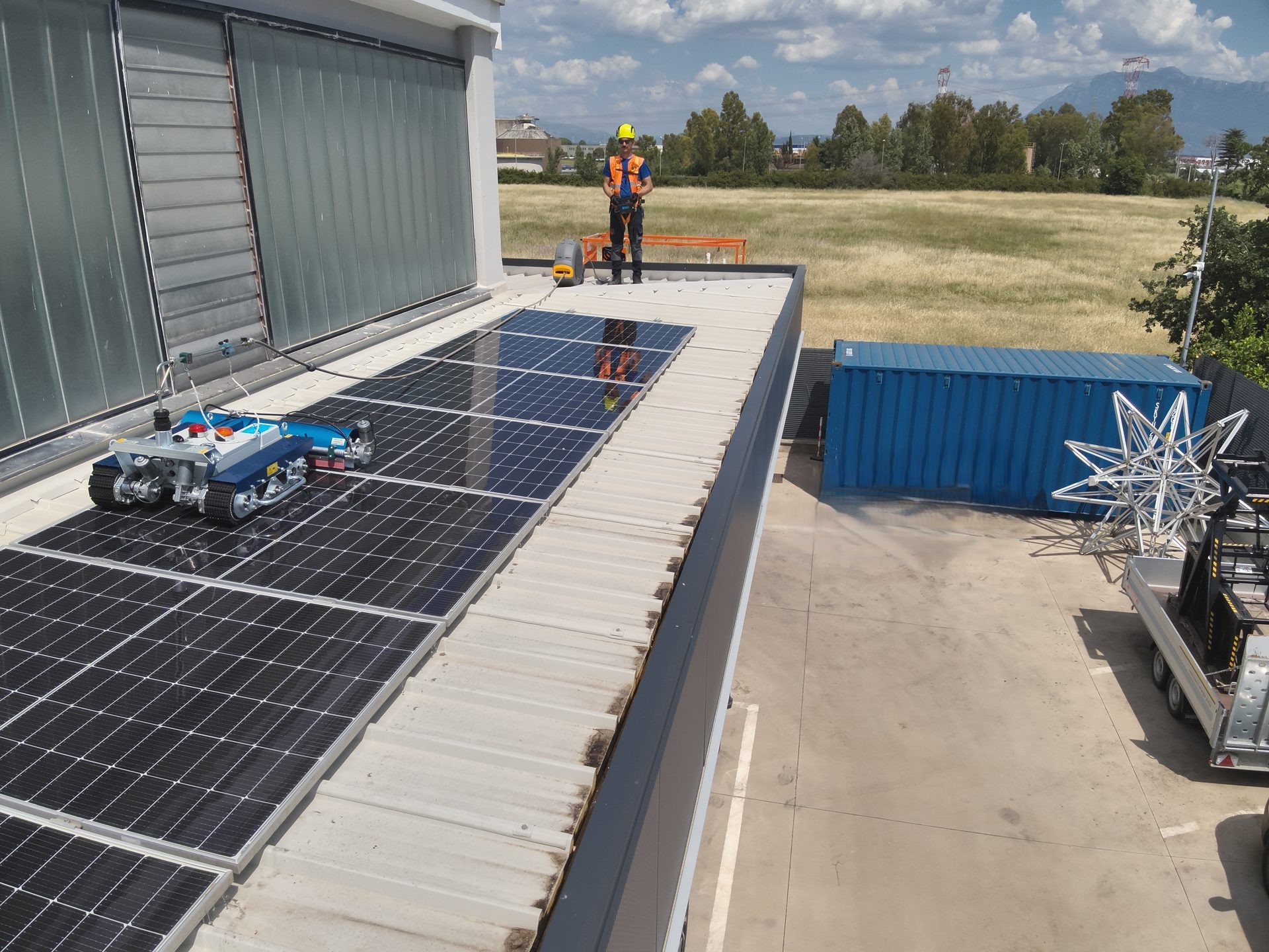 Robot per la pulizia dei moduli fotovoltaici su una copertura