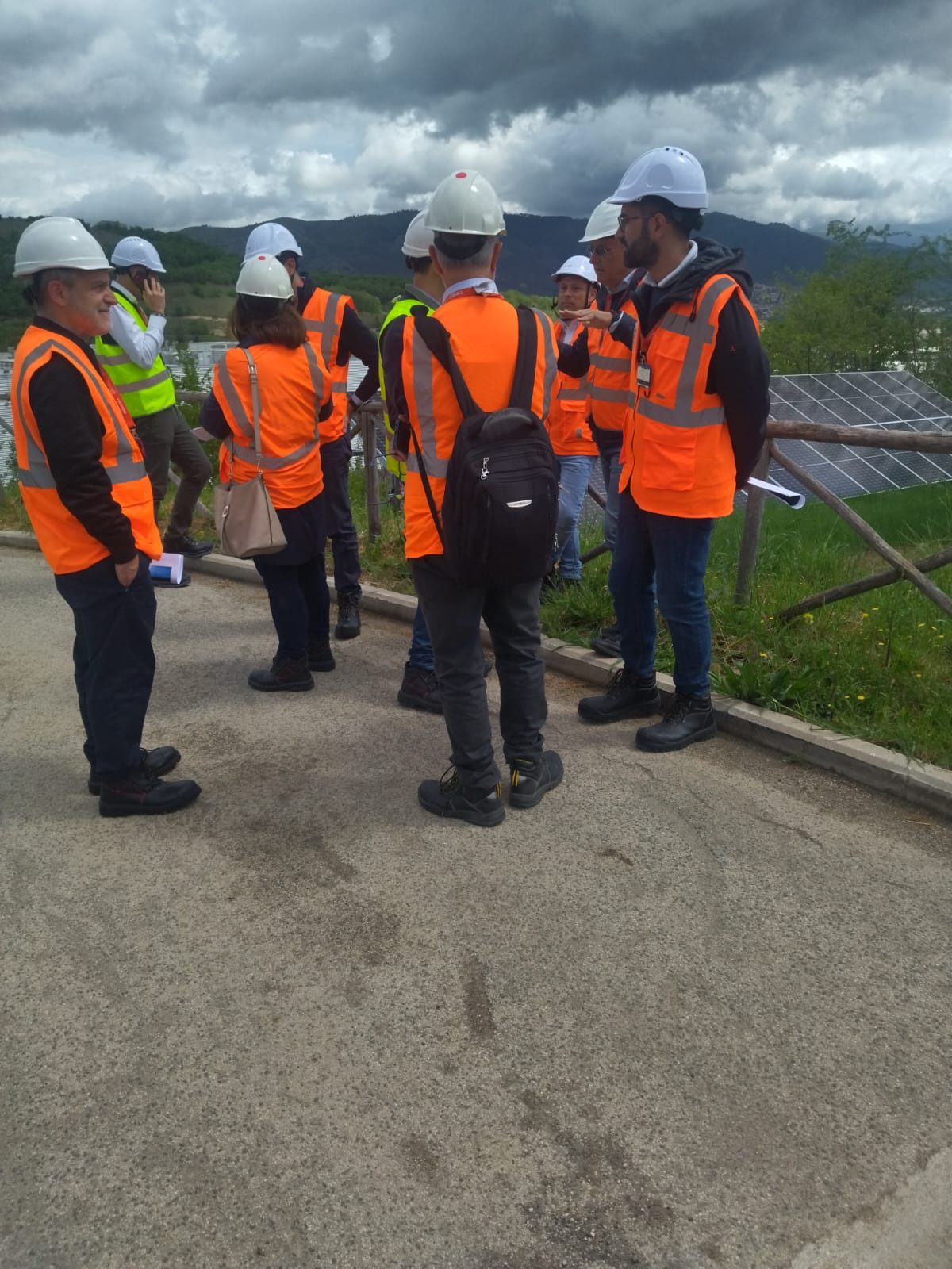Safety walk in cantiere con personale dotato di DPI