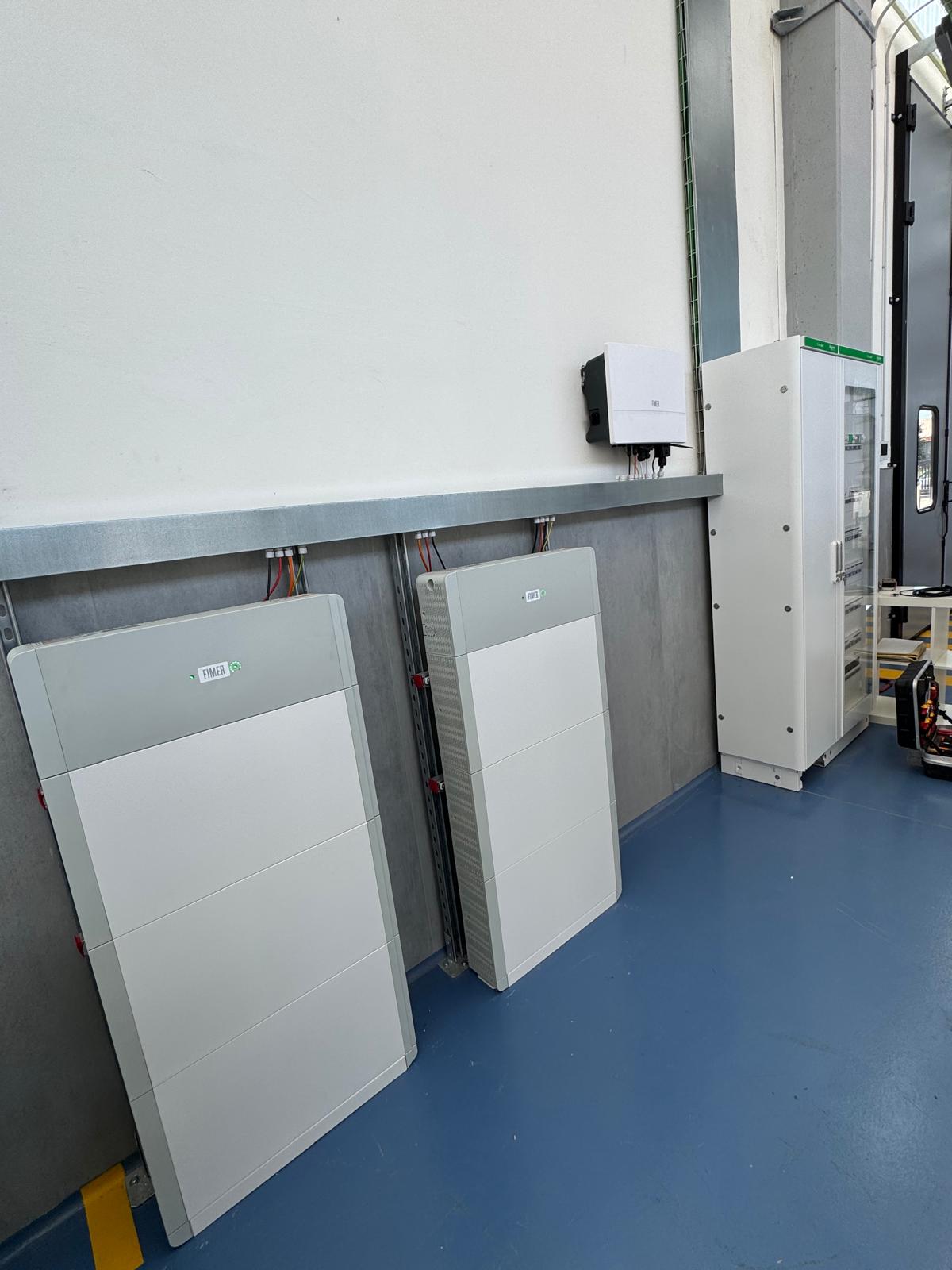 Sistema di accumulo a batterie con inverter ibrido nella sede Novare