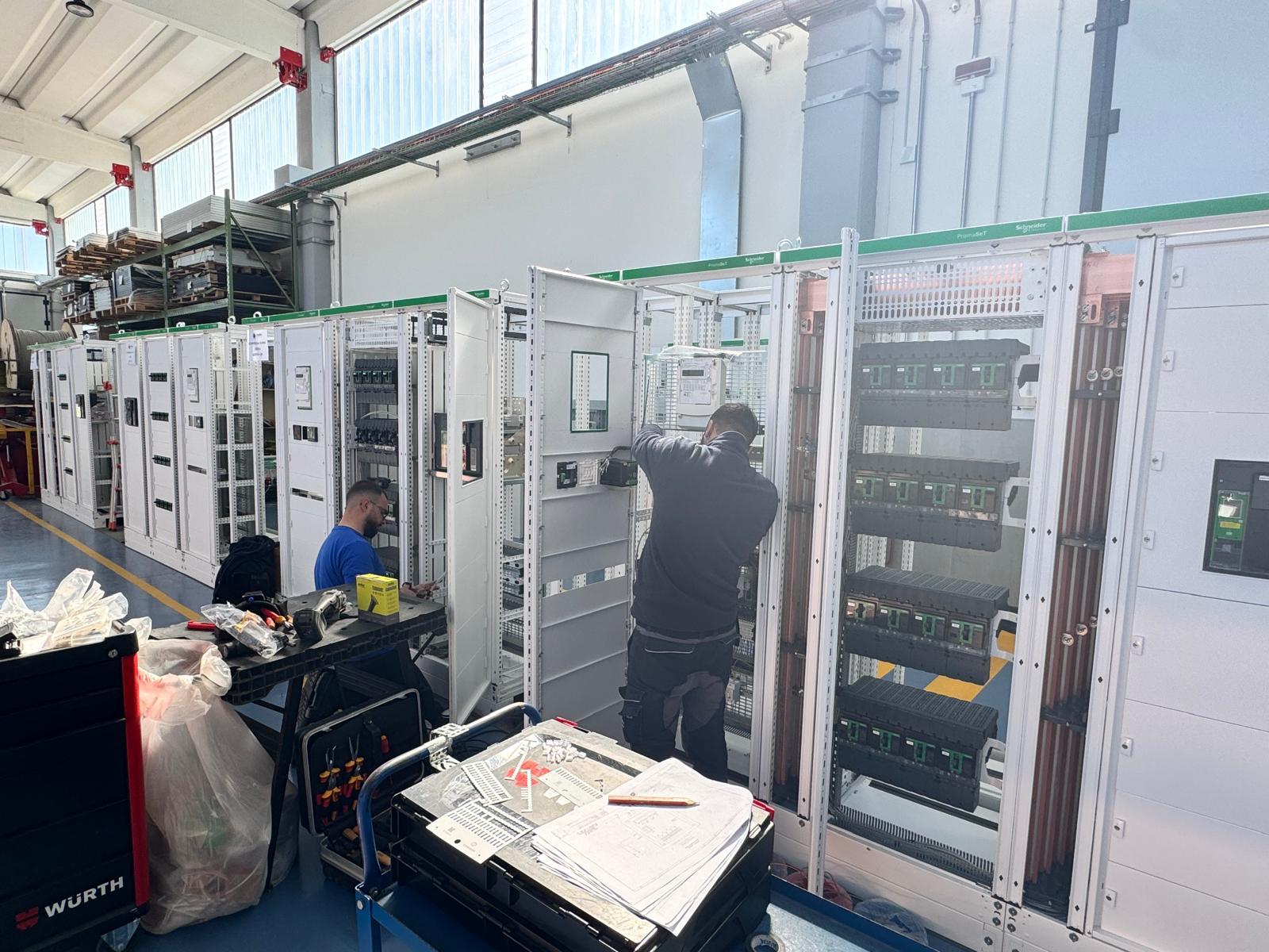 Tecnici Novare al lavoro sul cablaggio dei quadri elettrici