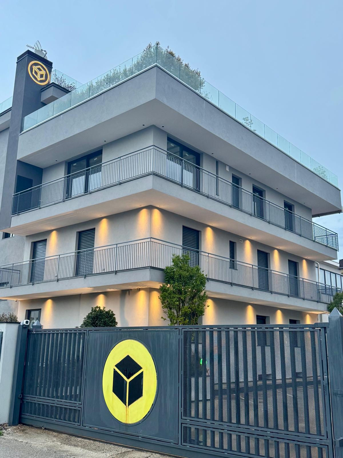 La sede Novare completata, con il logo sul cancello d’ingresso e sulla torre