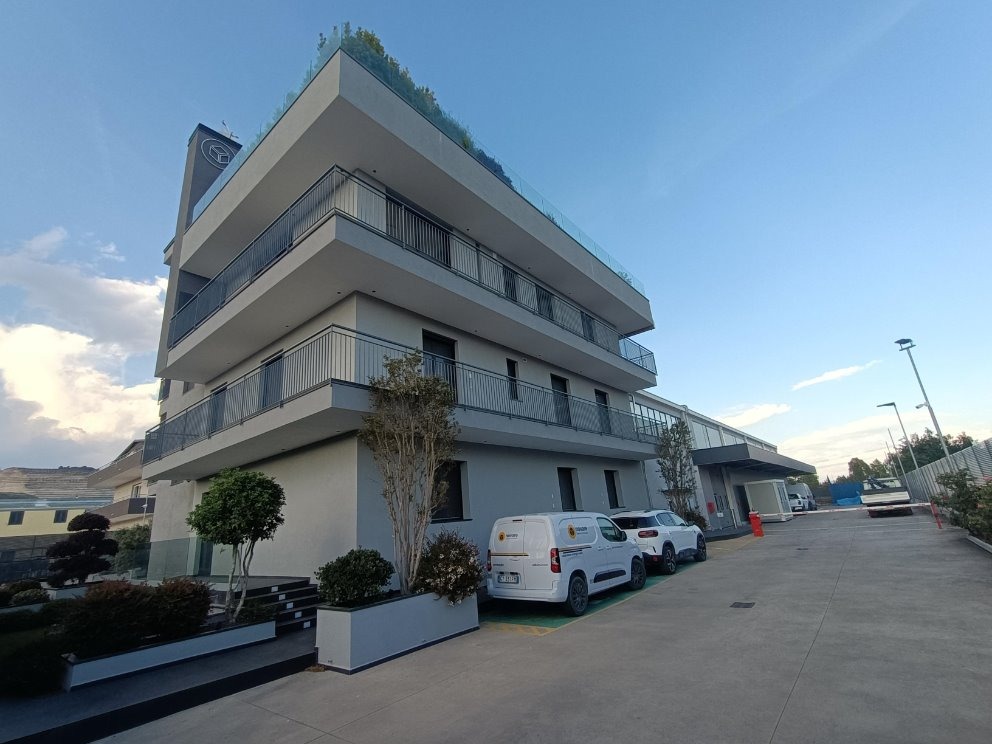 La nuova sede Novare a Battipaglia con i mezzi aziendali nel piazzale