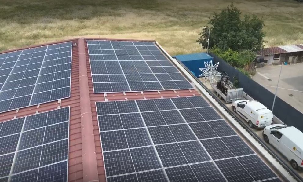Impianto fotovoltaico sul tetto della sede Novare ripreso da drone