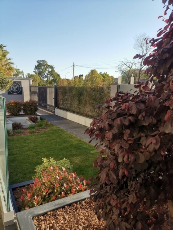 Ingresso e giardino della sede Novare