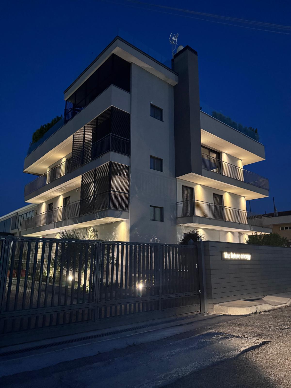 La sede Novare di Battipaglia illuminata di notte, con la scritta “The future energy” all’ingresso