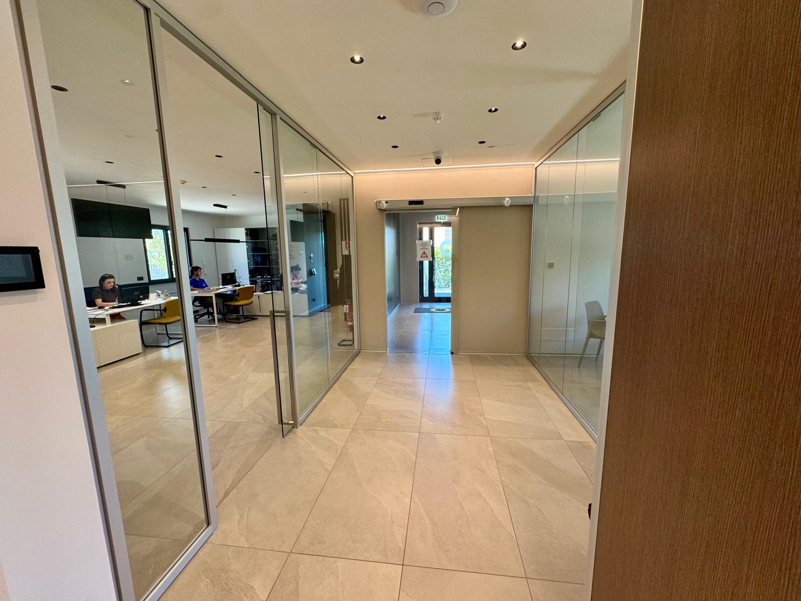 Ingresso degli uffici della sede Novare con pareti vetrate e porta automatica