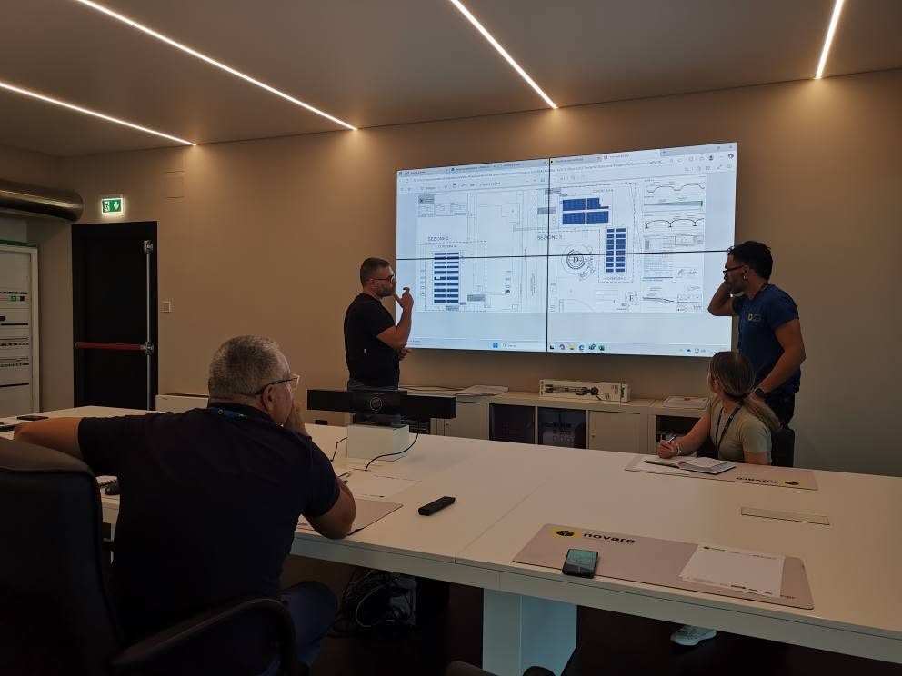 Tecnici Novare analizzano un progetto sul videowall della sala di ingegnerizzazione