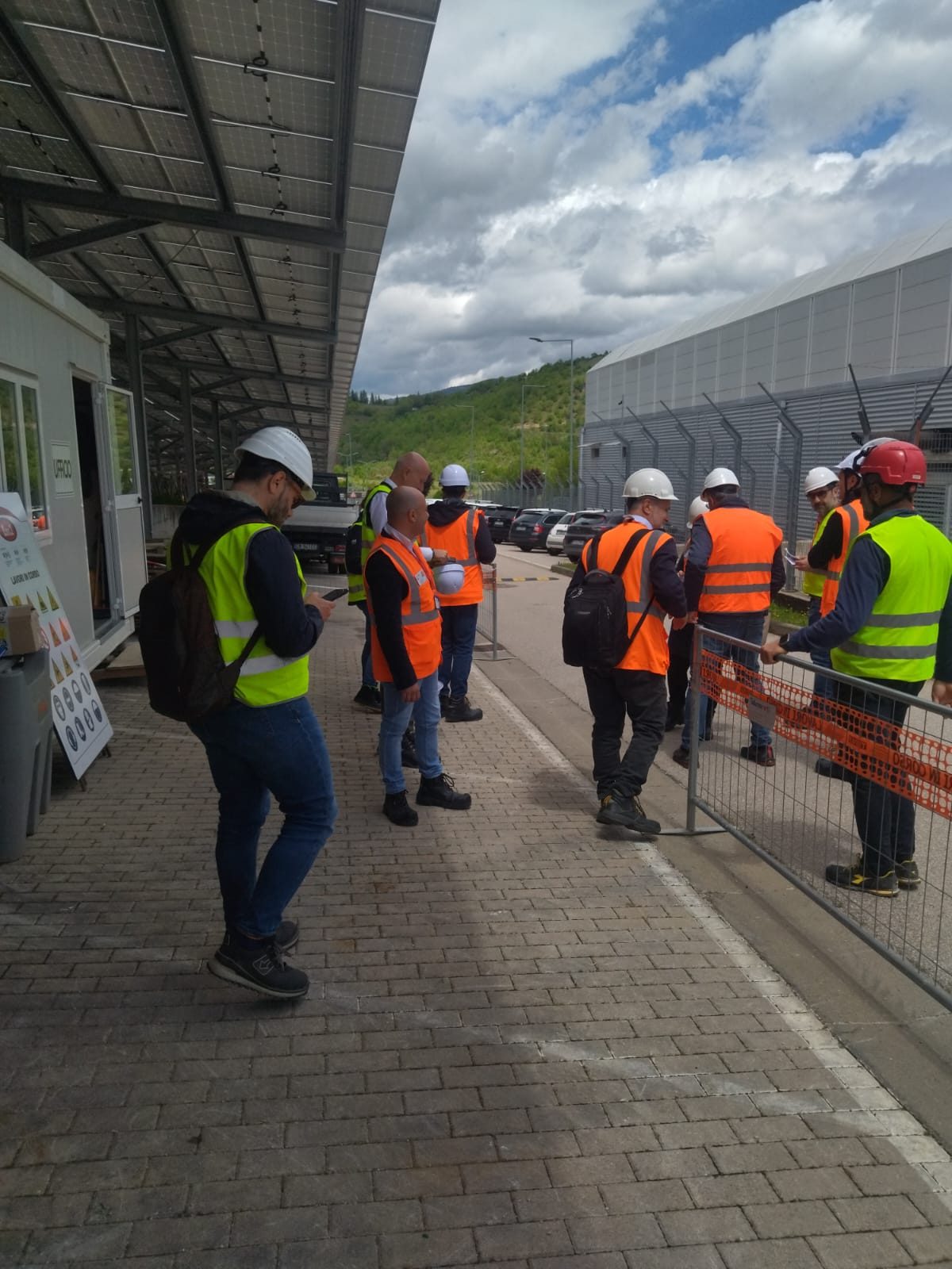 Sopralluogo di sicurezza con DPI su un impianto fotovoltaico