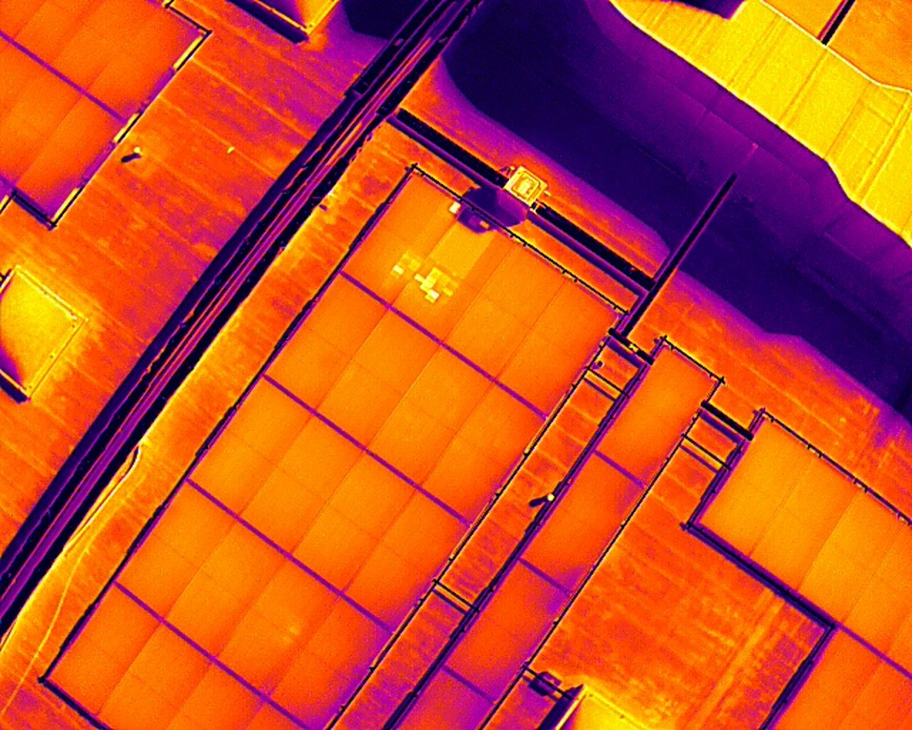 Termografia da drone di un impianto fotovoltaico su copertura